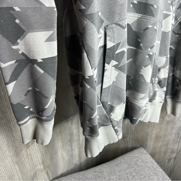 Gymshark Camo Hoodie - Picture 3 of 5